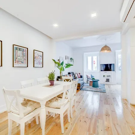 Centre, Beautiful 85m2 Apartment, T2 With Patio, Ground Floor No Step Cascais